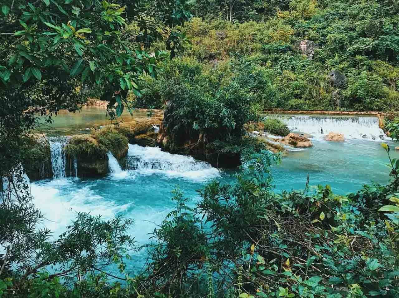 Turquoise cascades in the Cao Bang jungle