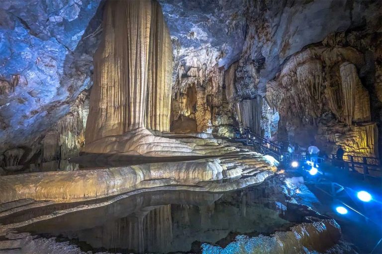 Giant stalagmites along the boardwalk in Paradise Cave - Rose Travel